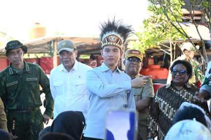 Menko Polkam Dampingi Wapres Tinjau Sekolah Sentra Pendidikan dan MBG di Mimika dan Yahukimo IMG_20260421_222722.jpg